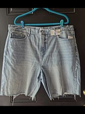 Good American Light Wash Denim Cutoff Shorts